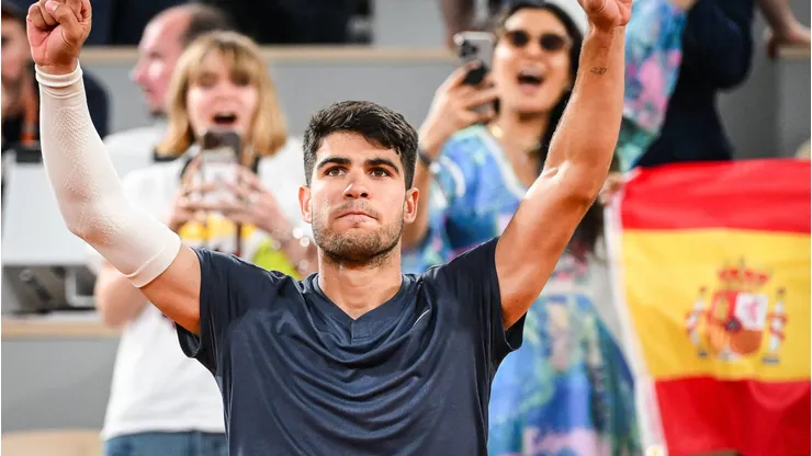 Alcaraz celebra su triunfo en primera ronda en el polvo de ladrillo francés