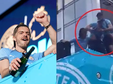 VIDEO: Grealish casi se cae del bus en los festejos de Manchester City