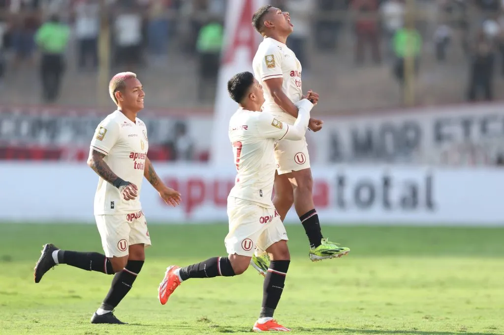 Universitario de Deportes celebrando un tanto en Liga 1. (Foto: IMAGO).