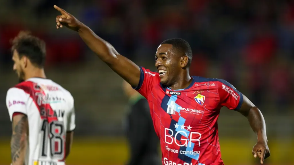 Madison Julio con la camiseta de El Nacional. Foto: El Nacional.