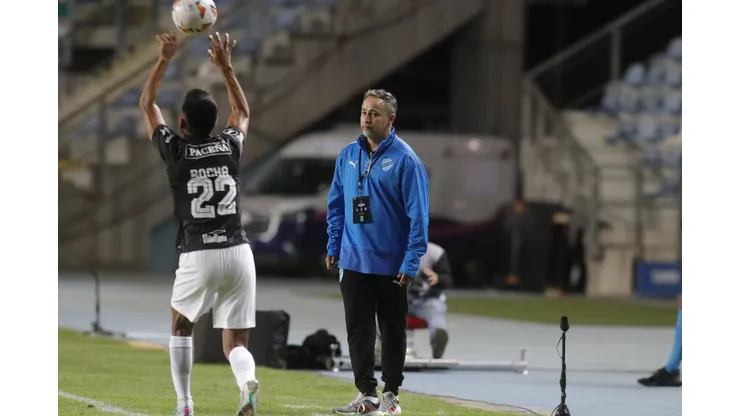 Futbol, Palestino vs Bolivar, fase de grupos, Conmebol Conmebol Libertadores 2024 El entrenador de Bolivar Flavio Robatto es fotografiado durante el partido de Conmebol Libertadores 2024 contra Palestino disputado en el estadio El Teniente en Rancagua, Chile. 4/4/2024 Jorge Loyola/Photosport Football, Palestino vs Bolivar, group stage, Conmebol Conmebol Libertadores 2024 Bolivars head coach Flavio Robatto is pictured during the Conmebol Libertadores 2024 match against Palestino at the El Teniente stadium in Rancagua, Chile. 4/4/2024 Jorge Loyola/Photosport Palestino vs Bolivar, Conmebol Conmebol Libertadores 2024