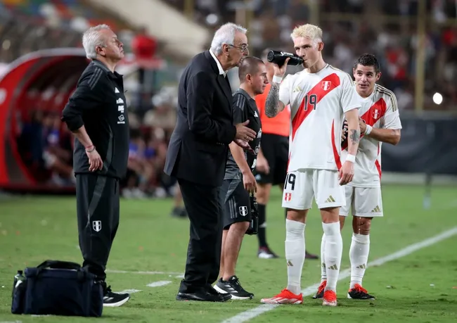 Fossati dándole consejos a Sonne. (Foto: Selección de Perú Prensa)