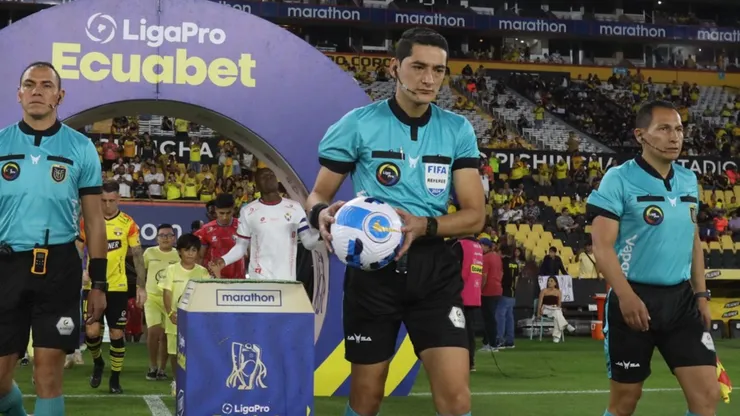 Polémica con el árbitro de BSC vs Liga