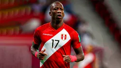 Luis Advíncula con Perú.