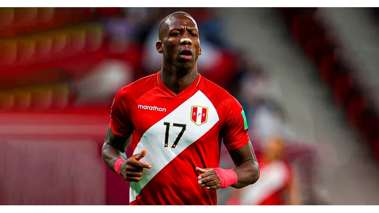 Luis Advíncula con Perú.