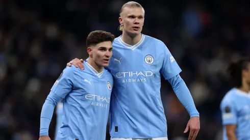 Julián Álvarez y Erling Haaland marcaron el contraste de lo que fue la fiesta del Manchester City por la obtención de la Premier League.