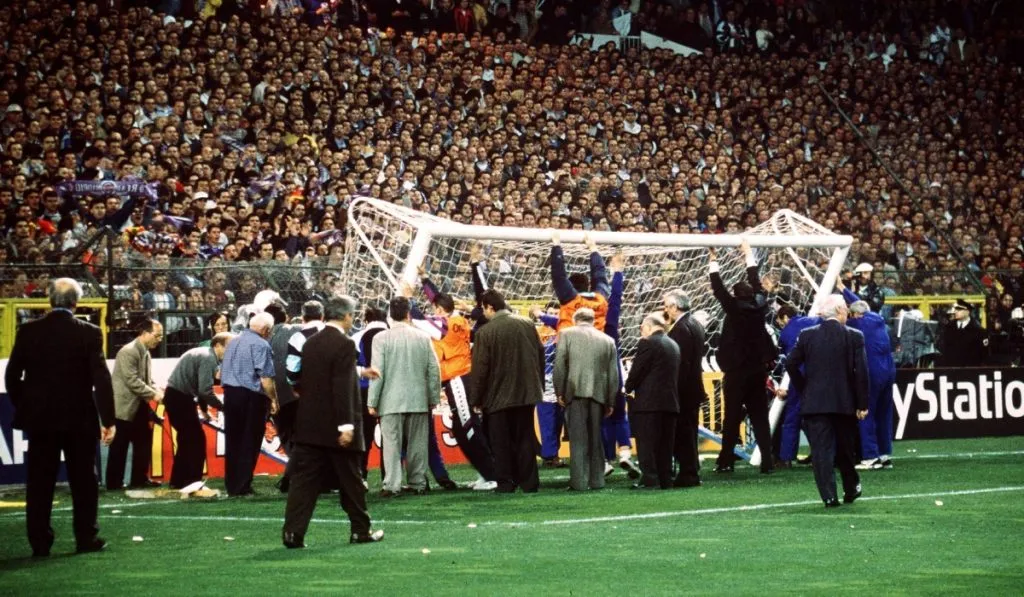 La portería del Bernabéu sufrió un curioso episodio ante Dortmund en 1998: IMAGO