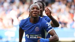 Moisés Caicedo celebrando su primer gol con el Chelsea.