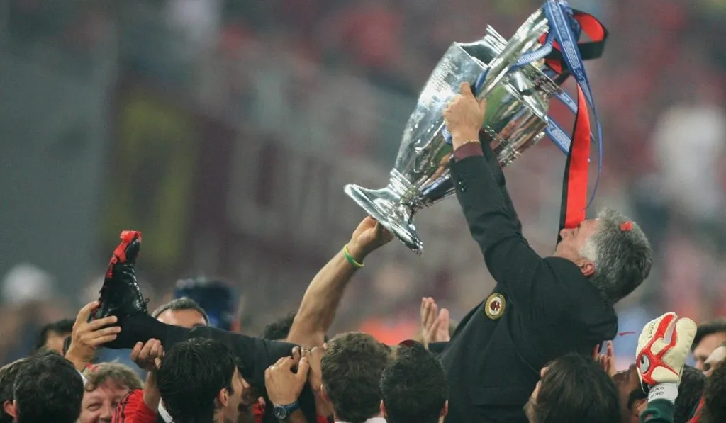 Ancelotti levanta la Champions del 2007 como DT de AC Milan. (Foto: Imago)