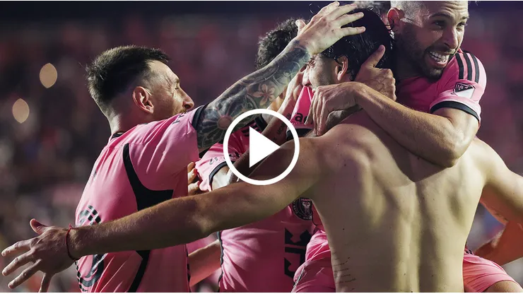 Messi celebrando el gol de Leonardo Campana.