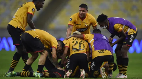 RIO DE JANEIRO, BRAZIL - AUGUST 12: Adonis Preciado of Barcelona SC celebrates with teammates after scoring the first goal of his team during a quarter final first leg match between Fluminense and Barcelona SC as part of Copa CONMEBOL Libertadores 2021 at Maracana Stadium on August 12, 2021 in Rio de Janeiro, Brazil. (Photo by Mauro Pimentel-Pool/Getty Images)