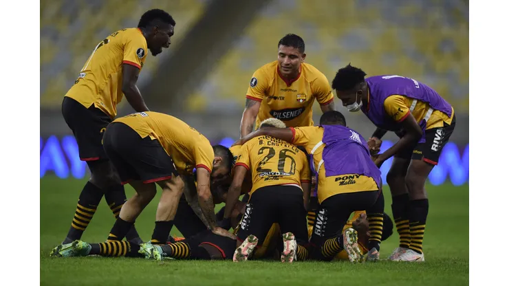 RIO DE JANEIRO, BRAZIL - AUGUST 12: Adonis Preciado of Barcelona SC celebrates with teammates after scoring the first goal of his team during a quarter final first leg match between Fluminense and Barcelona SC as part of Copa CONMEBOL Libertadores 2021 at Maracana Stadium on August 12, 2021 in Rio de Janeiro, Brazil. (Photo by Mauro Pimentel-Pool/Getty Images)