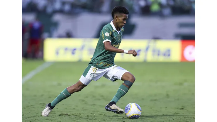 BARUERI, BRAZIL - MAY 12: Estevao of Palmeiras controls the ball during a match between Palmeiras and Atletico Paranaense as part of Brasileirao Series A 2024 at Arena Barueri on May 12, 2024 in Barueri, Brazil. (Photo by Alexandre Schneider/Getty Images)