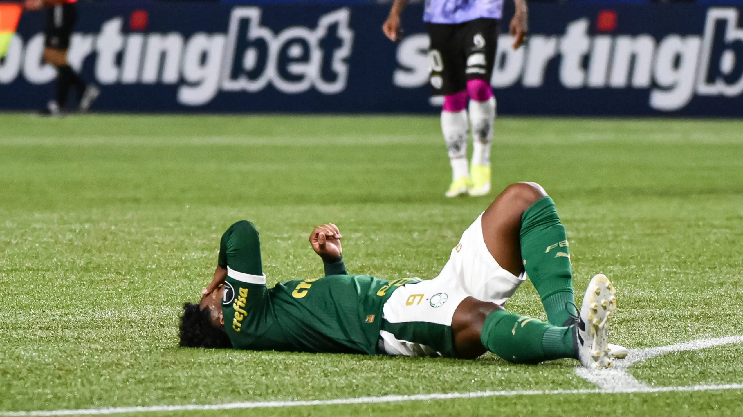 El momento en el que Endrick necesitó asistencia médica.