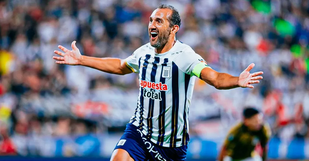 Barcos festejando su gol para Alianza. (Foto: IMAGO)