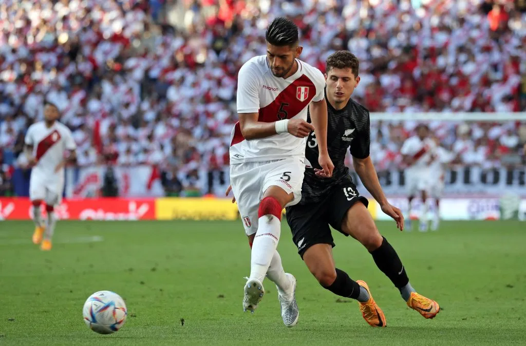 Carlos Zambrano jugando contra Nueva Zelanda. (Foto: IMAGO).