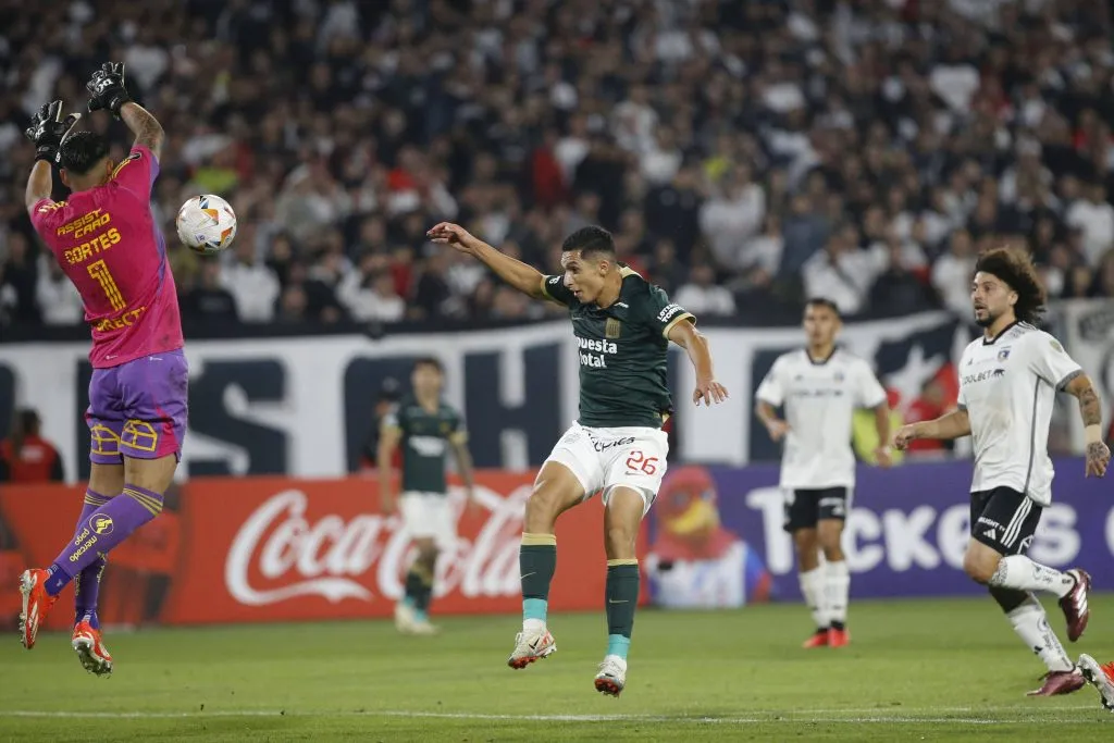 Kevin Serna en el partido contra Colo Colo. (Foto: IMAGO).