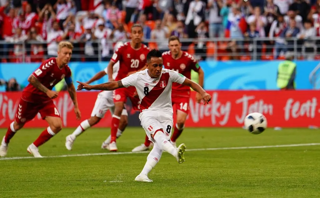 Christian Cueva fallando penal contar Dinamarca. (Foto: IMAGO).