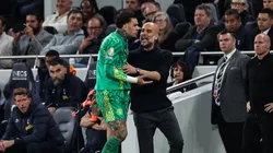 Ederson y su cruce con Pep Guardiola tras el cambio.