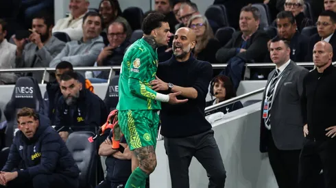 Ederson y su cruce con Pep Guardiola tras el cambio.
