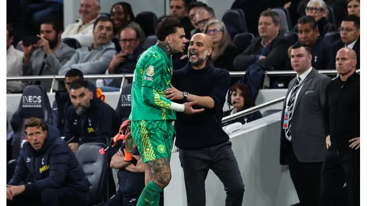 Ederson y su cruce con Pep Guardiola tras el cambio.