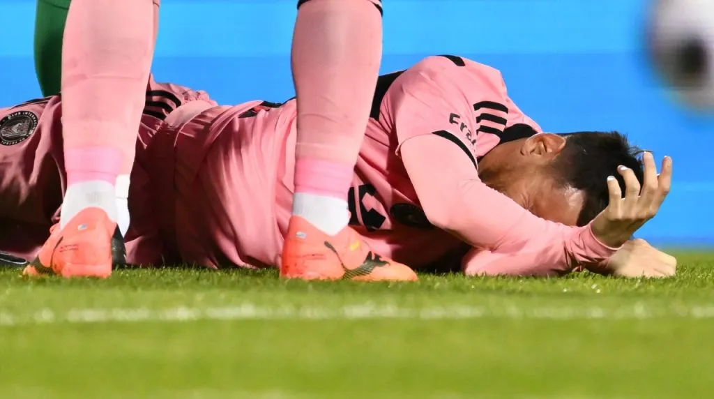 Messi tras el golpe de Campbell. (Foto: Getty Images)