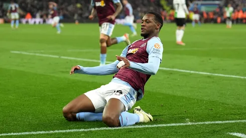 Jhon Durán en uno de sus goles ante Liverpool.