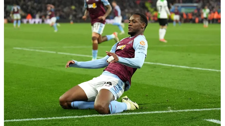 Jhon Durán en uno de sus goles ante Liverpool.