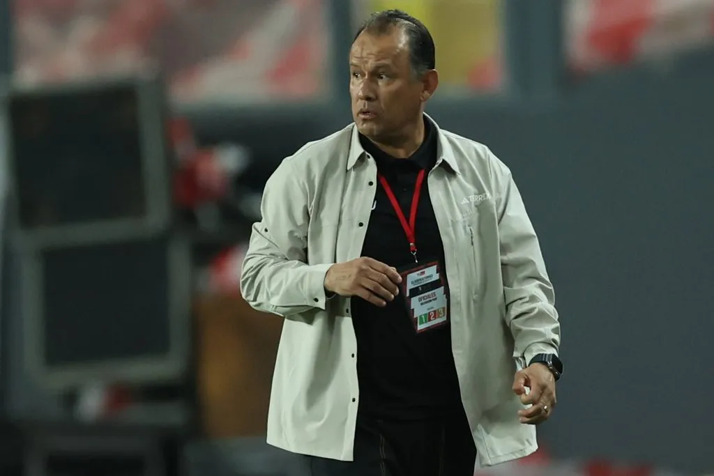 Juan Reynoso dirigiendo a la Selección Peruana. (Foto: IMAGO).