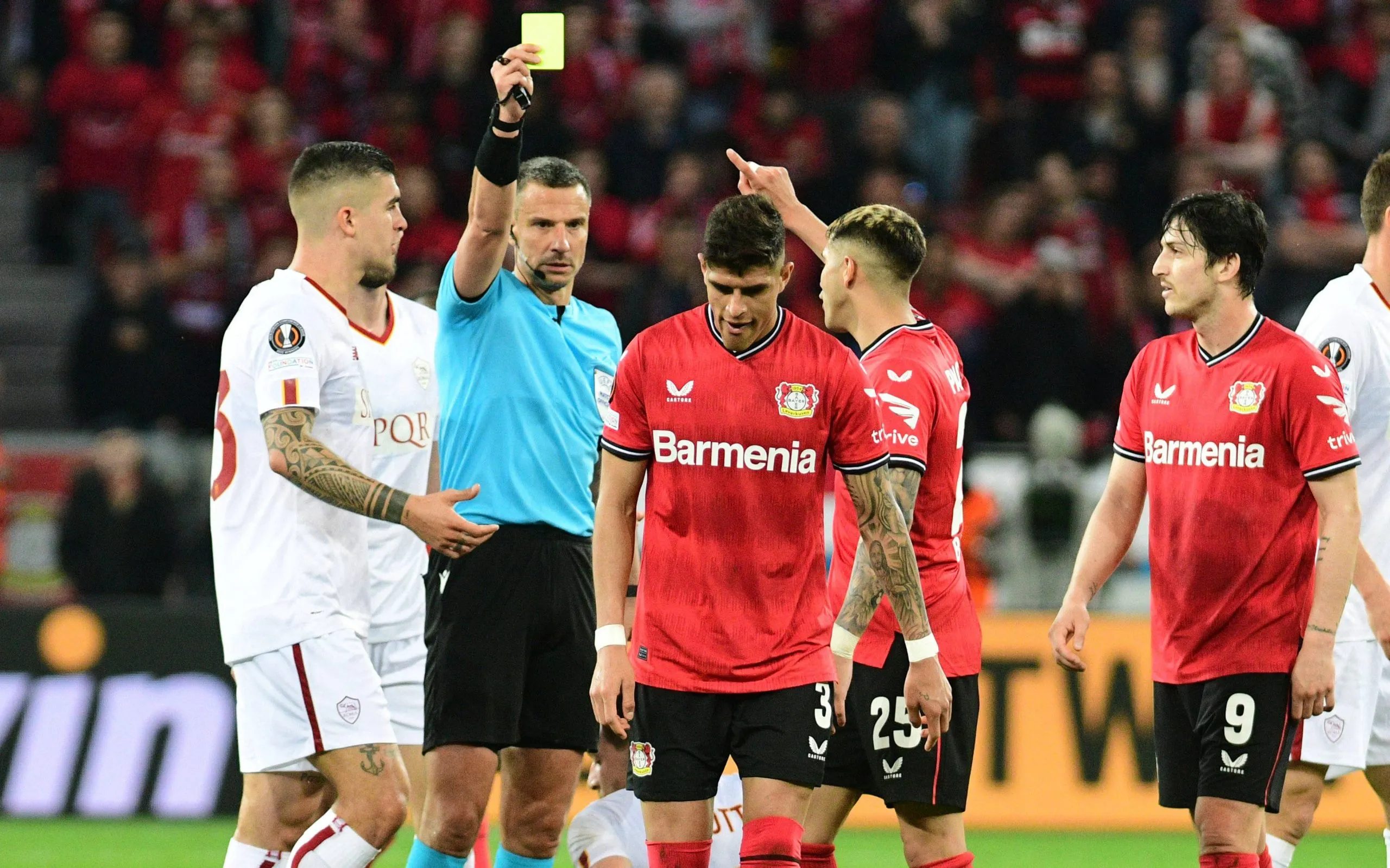 Slavko Vinci en la Semifinal de la Europa League entre Bayer Leverkusen y Roma.