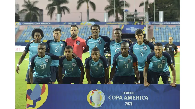 GOIANIA, BRAZIL - JUNE 27: Players of Ecuador pose before a group B match between Brazil and Ecuador as part of Copa America Brazil 2021 at Estadio Olimpico on June 27, 2021 in Goiania, Brazil. (Photo by Pedro Vilela/Getty Images)