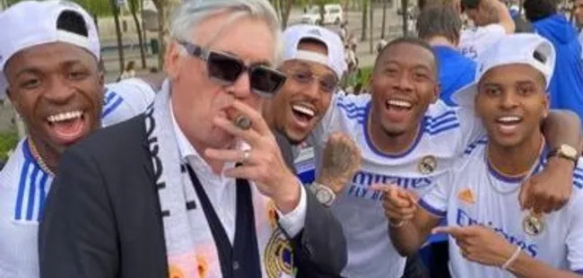 Carlo Ancelotti junto a Vinícius Júnior, Eder Militao, David Alaba y Rodrygo en la celebración de la Champions League 2021/2022.