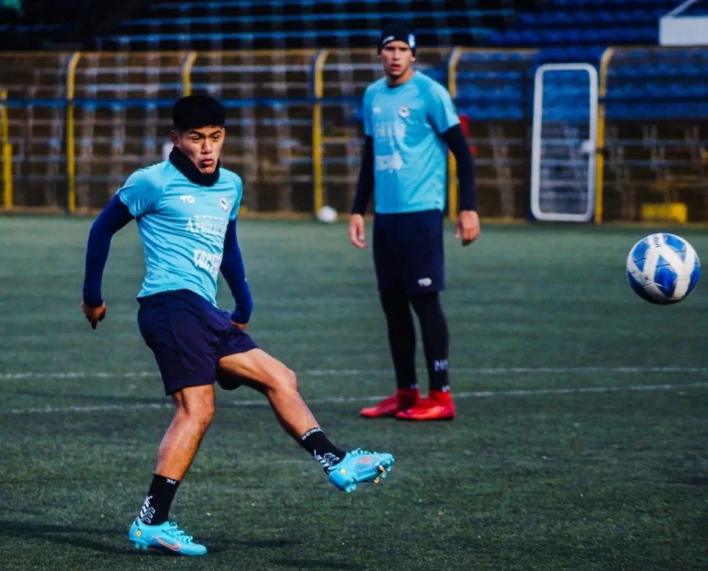 Cristian Vega entrenando en tierras chilenas. (Foto: Twitter).