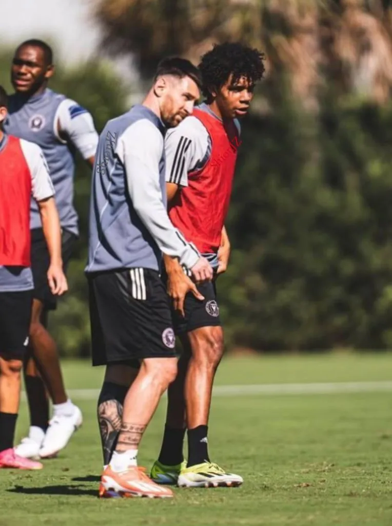 Lionel Messi entrenando con el futbolista peruano. (Foto: Twitter).