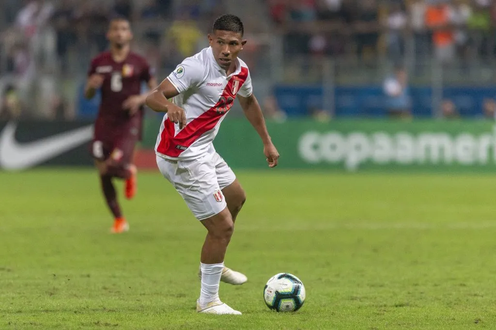 Edison Flores jugando en la Selección Peruana. (Foto: IMAGO).