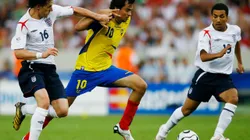 STUTTGART, GERMANY - JUNE 25: Ivan Kaviedes of Ecuador tries to elude Owen Hargreaves (L) and Aaron Lennon of England during the FIFA World Cup Germany 2006 Round of 16 match between England and Ecuador played at the Gottlieb-Daimler Stadium on June 25, 2006 in Stuttgart, Germany. (Photo by Shaun Botterill/Getty Images)