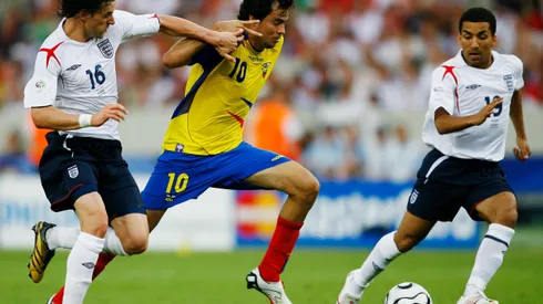 STUTTGART, GERMANY - JUNE 25: Ivan Kaviedes of Ecuador tries to elude Owen Hargreaves (L) and Aaron Lennon of England during the FIFA World Cup Germany 2006 Round of 16 match between England and Ecuador played at the Gottlieb-Daimler Stadium on June 25, 2006 in Stuttgart, Germany. (Photo by Shaun Botterill/Getty Images)