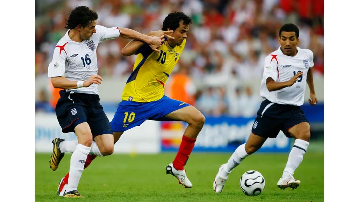 STUTTGART, GERMANY - JUNE 25: Ivan Kaviedes of Ecuador tries to elude Owen Hargreaves (L) and Aaron Lennon of England during the FIFA World Cup Germany 2006 Round of 16 match between England and Ecuador played at the Gottlieb-Daimler Stadium on June 25, 2006 in Stuttgart, Germany. (Photo by Shaun Botterill/Getty Images)