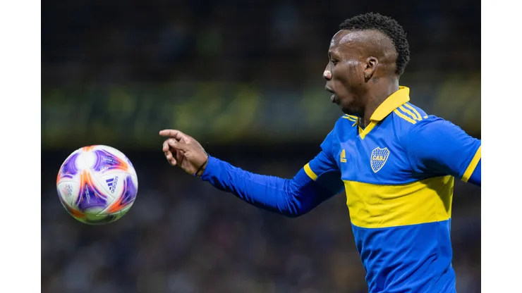 Luis Advíncula firmó contrato con Boca Juniors