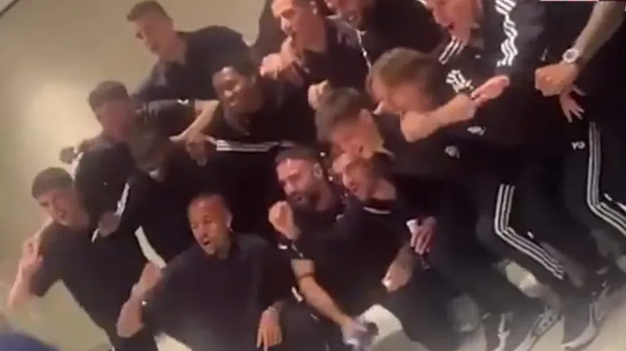 El festejo de los jugadores del Real Madrid en las inmediaciones del Santiago Bernabéu tras la derrota del Barcelona con el Girona.