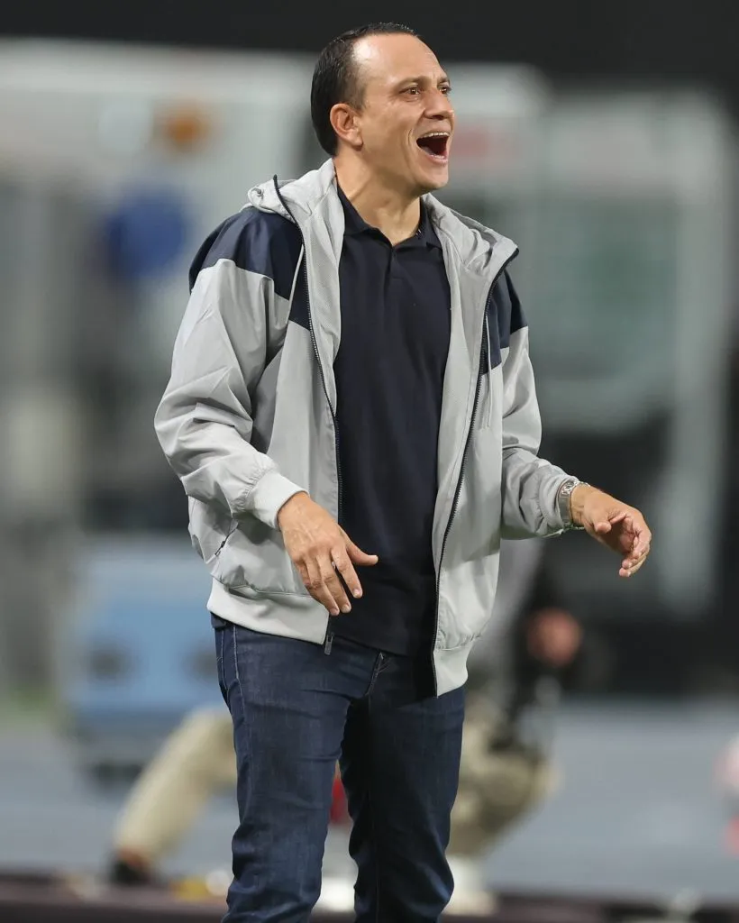Alejandro Restrepo dirigiendo a Alianza Lima. (Foto: IMAGO).