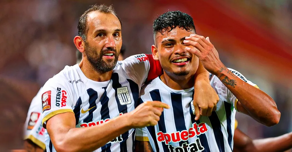 Barcos y De Santis festejando con Alianza. (Foto: IMAGO)