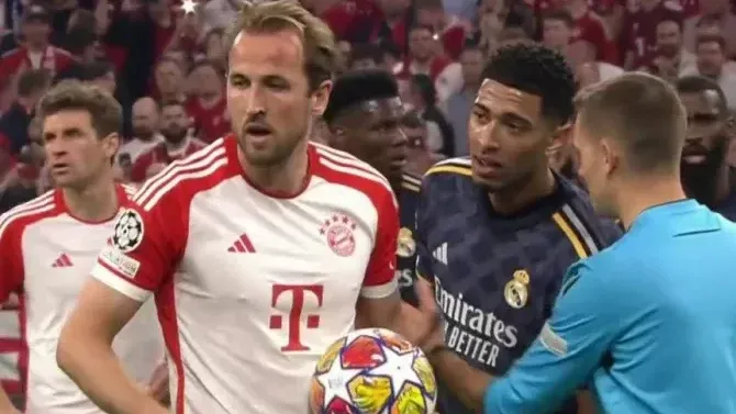 El momento en el que Jude Bellingham se arrimó a Harry Kane para persuadirlo.