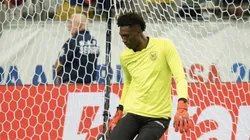 Alexander Domínguez calentando para el partido de Ecuador.
