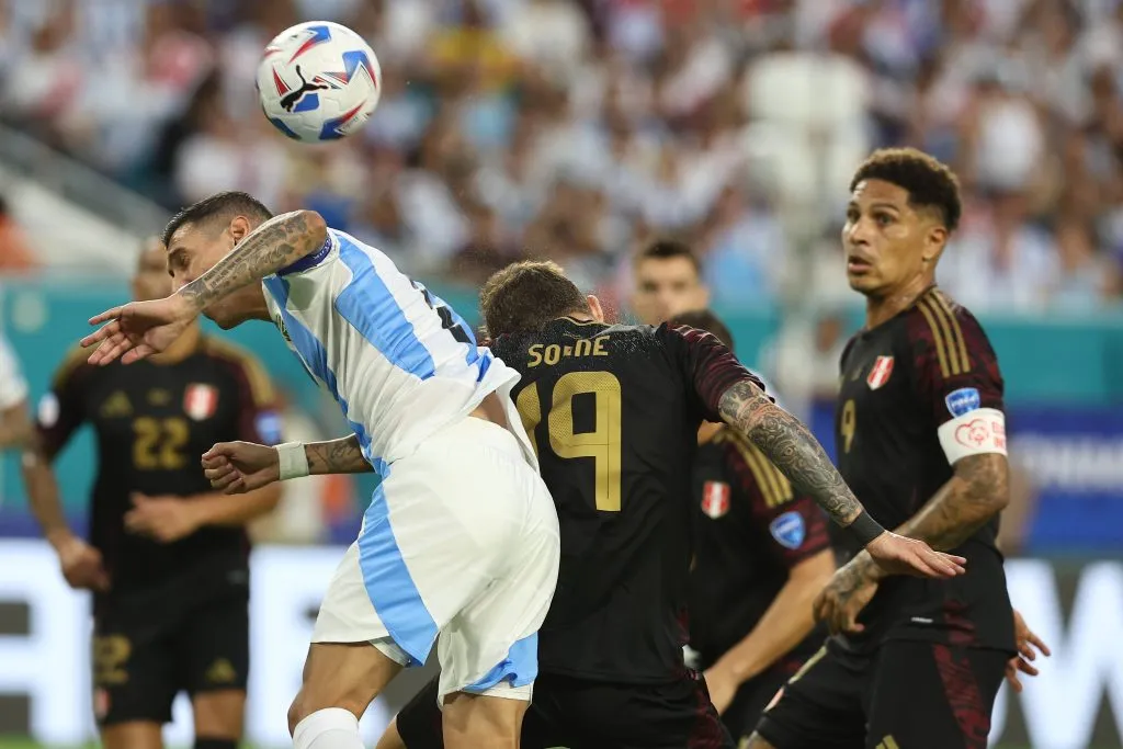 Selección Peruana jugando contra Argentina. (Foto: IMAGO).