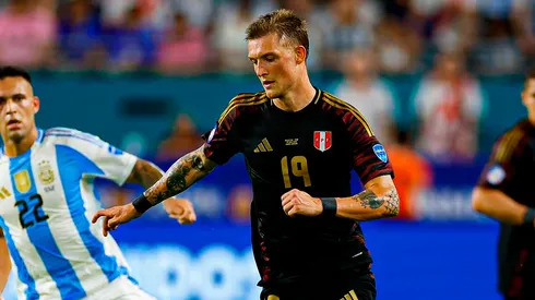 Oliver Sonne jugando para Perú ante Argentina por la Copa América 2024.