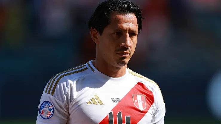 Gianluca Lapadula juugando para la Bicolor.