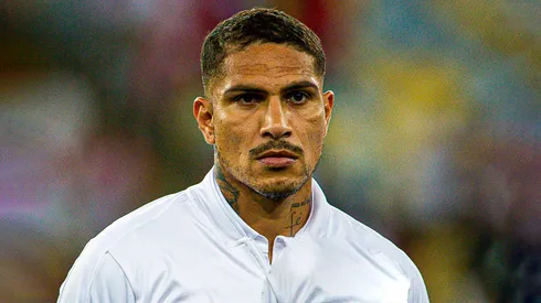 Paolo Guerrero jugando para Perú.