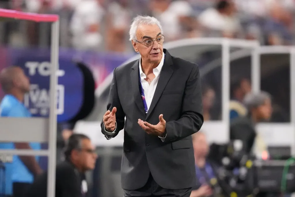 Jorge Fossati dirigiendo a la Selección Peruana. (Foto: IMAGO).