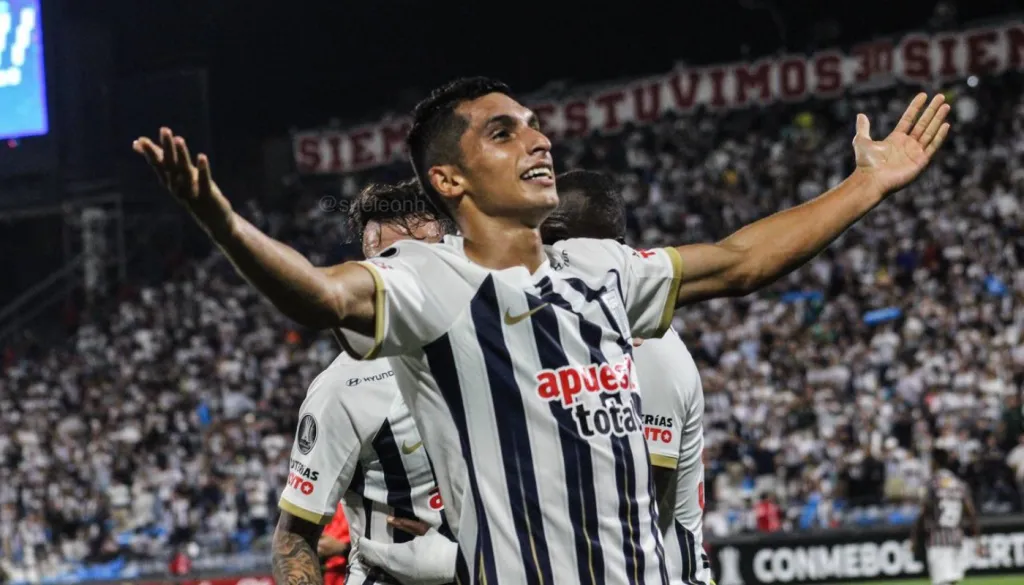 Serna festejando triunfo con Alianza. (Foto: IMAGO)